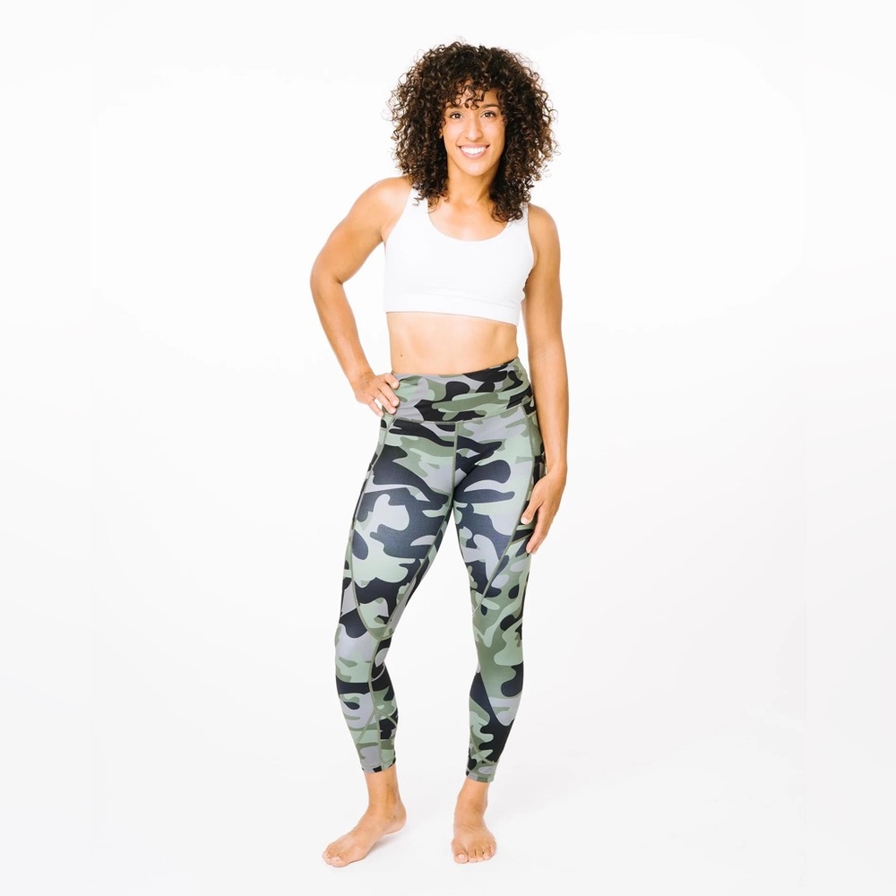 ZYIA Active Green Camo Zipper Pocket Light n Tight 7/8 24" Leggings Size…